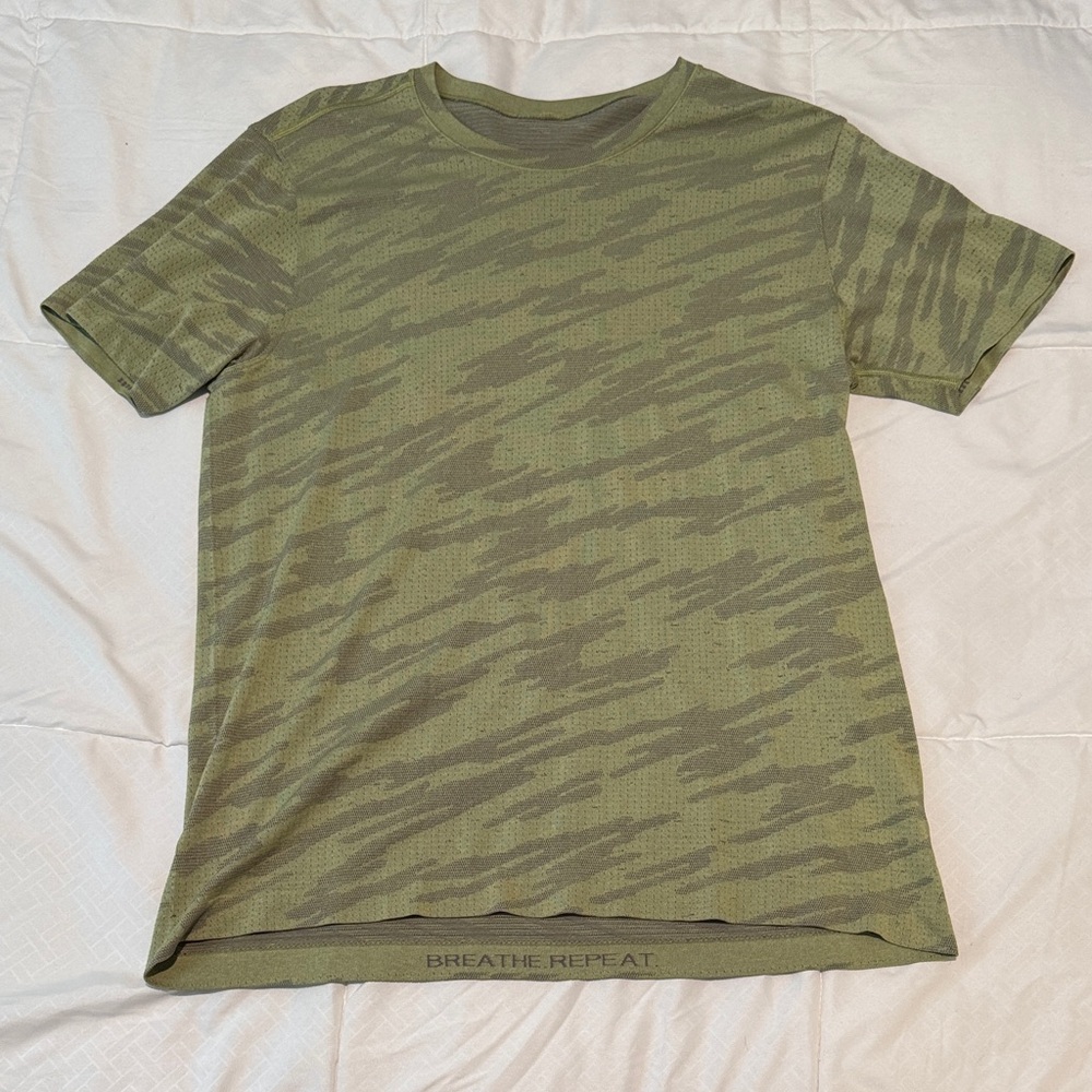 Lulu Lemon Metal Vent Breath
Short Sleeve